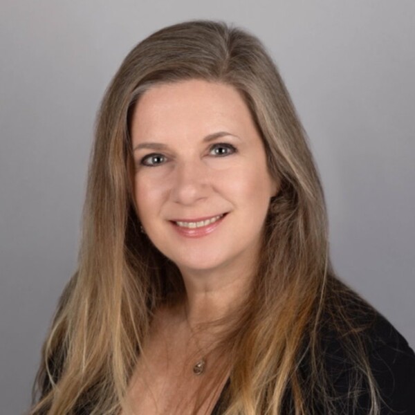 Kristina Davis - The Multifamily Hangout Podcast